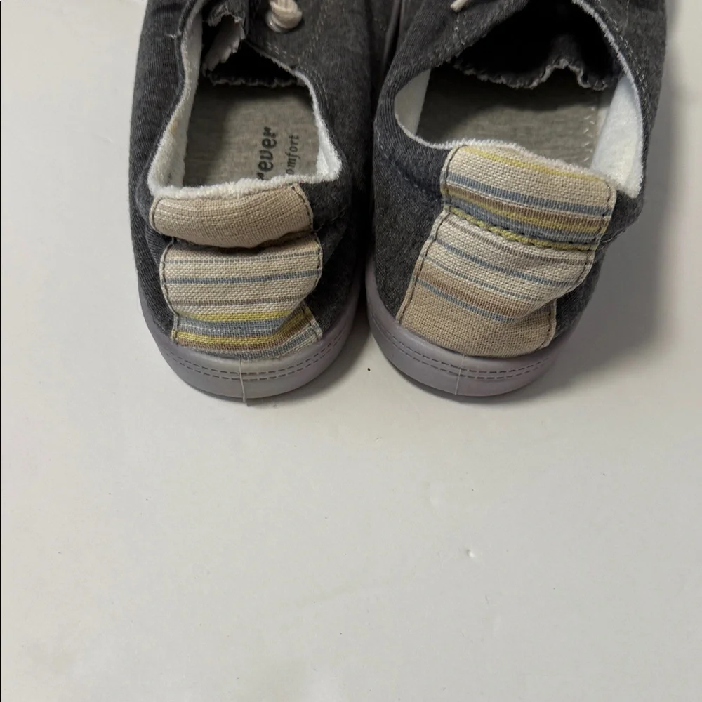 Forever Comfort Gray Fabric with Blue Trim Womens Sneakers 8 1/2 New never wear